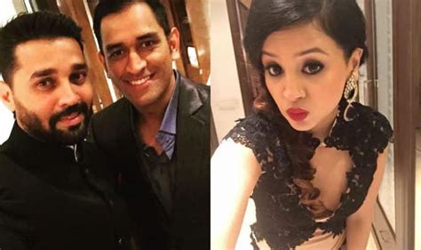 ms dhoni s wife sakshi shows off sexy avatar in harbhajan singh wedding
