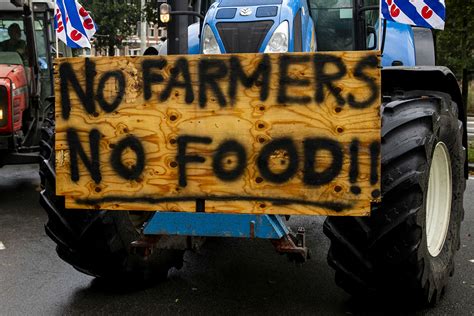 boeren protesteren maandag bij provinciehuizen boerderij