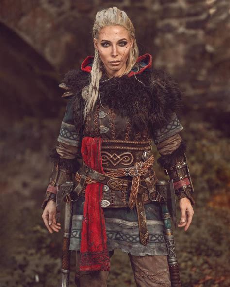 un double cosplay d assassin s creed valhalla par maja felicitas et