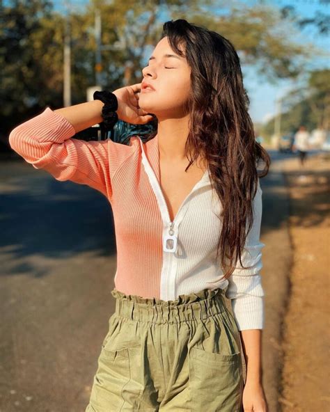 Avneet Kaur’s Sun Kissed Pictures Will Make You Fall In Love Iwmbuzz