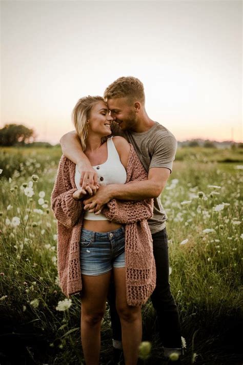Outdoor Couples Session Engagement Photo Ideas And