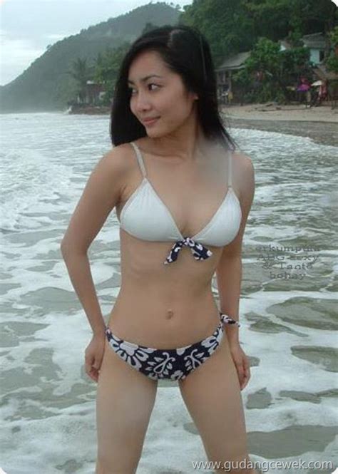 Aie89 Cewek Narsis Berpose Di Pantai Dengan Bikini