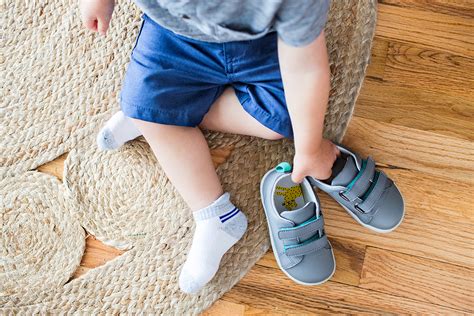 putting  shoes  socks  kid approved guide lovevery