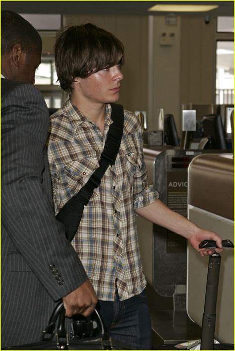zac efron jets to high school musical 3 photo 1063321 pictures