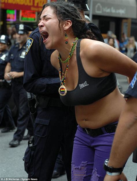 Occupy Wall Street Protest Moment Police Sprayed Mace In Women S