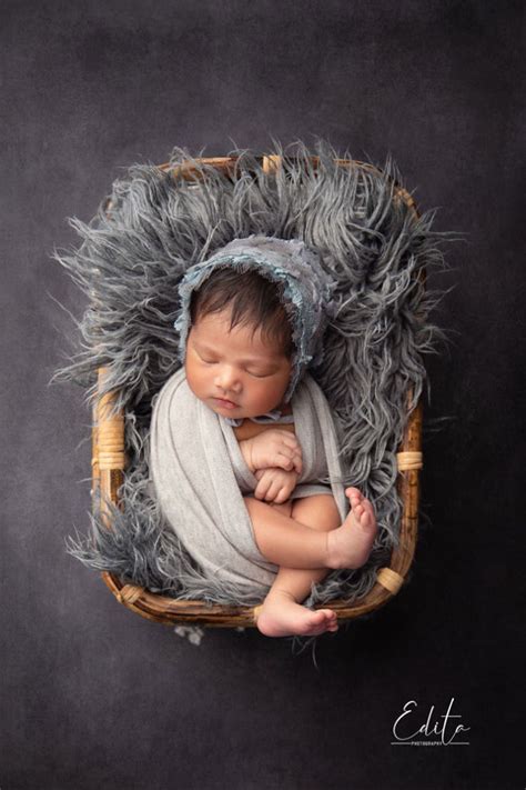 newborn photo shoot  professional photographer edita photography