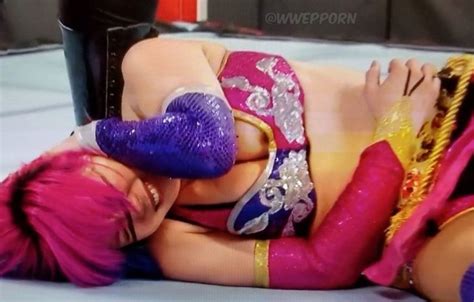 top 10 wwe diva wardrobe malfunctions nipslips pussy slips ass flashing and more