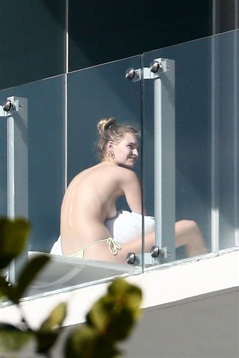 Roosmarijn De Kok Topless Sunbathing On Her Balcony 24