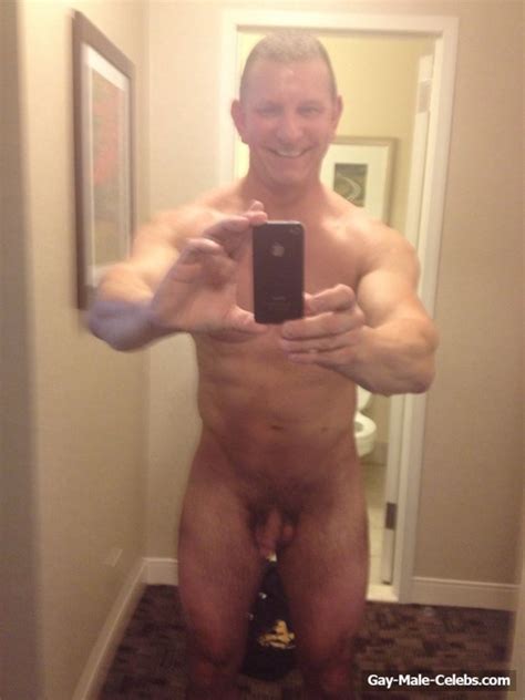 chef robert irvine new leaked frontal nude selfie photos gay male