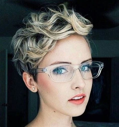 Short Hair Pixie Cut Hairstyle With Glasses Ideas 53