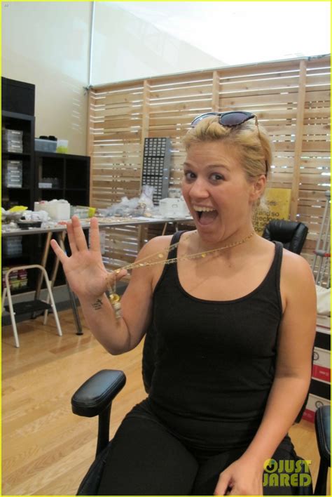 kelly clarkson visits alisa michelle store exclusive pics photo