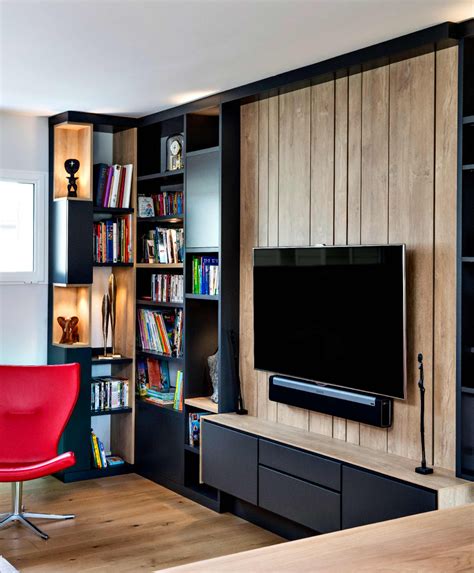 meuble tv sur mesure en lambris effet bois clair avec bibliotheque
