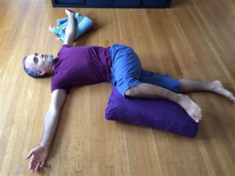 yoga practice  process jathara parivartanasana belly twist