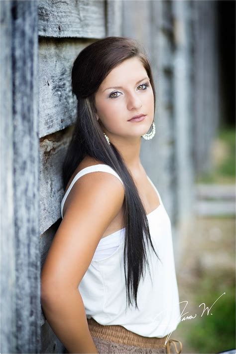 50 simple and amazing senior picture poses for girls senior photography poses senior
