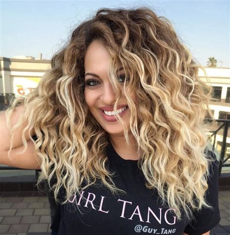 21 Most Dazzling Curly Blonde Hairstyles – Hottest Haircuts