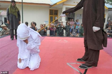 indonesian collapses after caning for breaking islamic law daily mail online