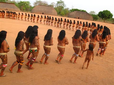 yawalapiti women spreading