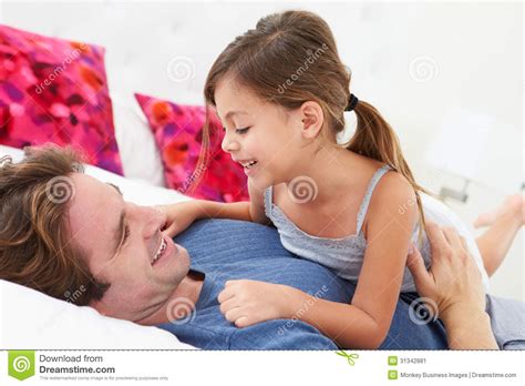一起在床上的父亲和女儿 库存图片 图片 包括有 混淆 加利福尼亚 早晨 享受 bedaub 微笑 31342881
