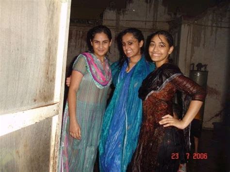 three desi girls are smiling after bathing showing her white bra ~ pakistani beauties indian