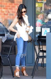jenna dewan tatum shows off her svelte dancer s legs in a pair of torn skinny jeans daily mail