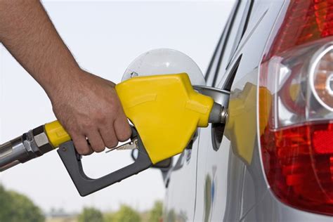 how to fill up a gas tank