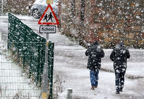 pictures heavy snow hits highlands  met office warning