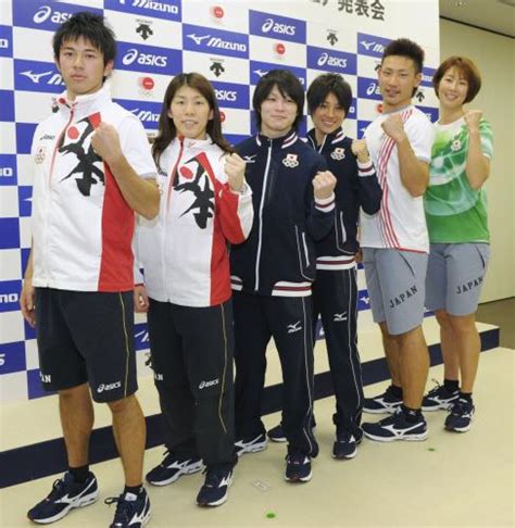 ロンドン五輪日本選手団の公式スポーツウエアを着用した（左から）陸上の江里口匡史、レスリングの吉田沙保里、体操の内村航平、サッカーの近賀ゆかり