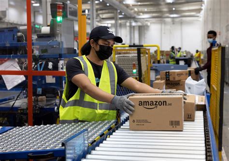 amazon  create   jobs   uae   continues  invest  growing  network