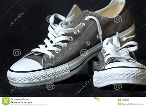 het grijze schoeisel van de tennisschoenen klassieke jeugd stock afbeelding image  schoeisel