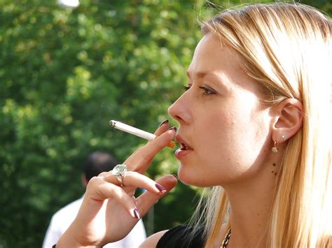 Women Smoking Cigarettes 198 Immagini