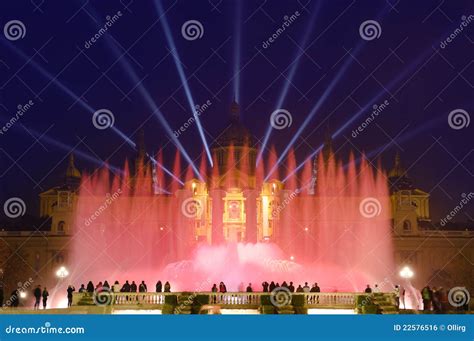 magische fontein  nachts  barcelona spanje stock foto image  fontein landschap