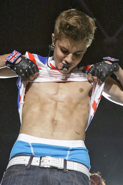 Celeb Saggers Justin Bieber Flashing His Body And Boxers At