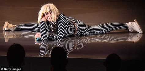 Betsey Johnson Does The Splits On Stage At Cfda Fashion