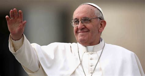 el papa francisco visita  varios latinos en roma video telemundo