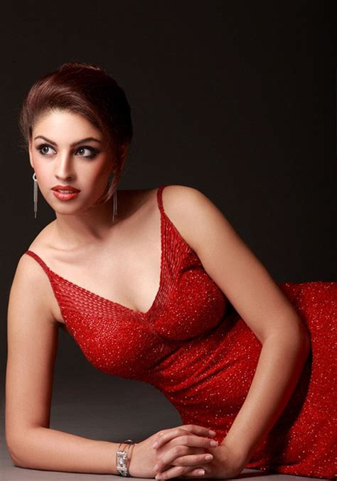sab hot actress richa gangopadhyay latest hot thigh and small cleavage show
