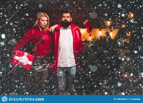 Christmas Couple In Snow Merry Christmas And Happy New Year Cute
