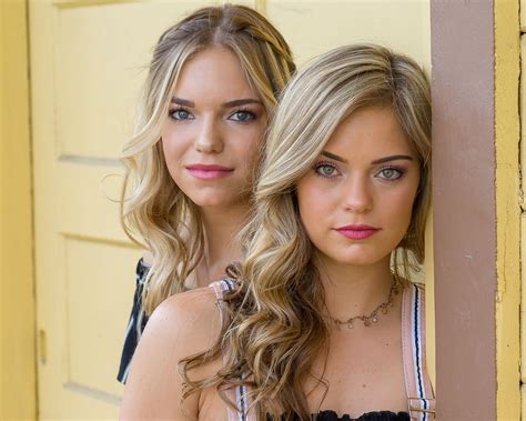 Sisters Siblings Twins Potrtraits Blondemodel Siblings Twins
