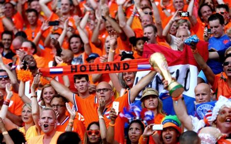 netherlands beat chile to top group