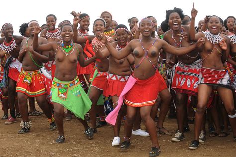 おっぱい丸出しで生活するアフリカ原住民、意外に美乳揃いな裸族の女の子たち エロログz
