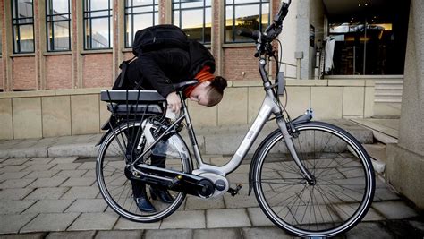 fietsbonden en consumentenorganisaties tegen verplichte verzekering van elektrische fietsen met