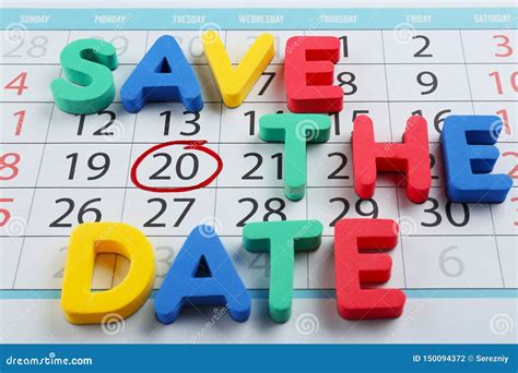 uitdrukkingssave de datum met kleurrijke brieven op kalender wordt samengesteld die stock foto