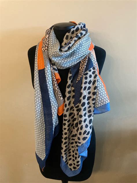 sjaal met print grijs oranje blauw