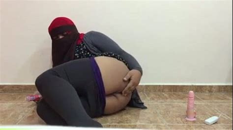 árabe caliente travesti en hijab juega con consolador y mierda culo