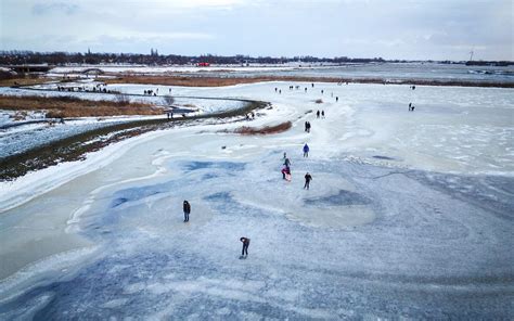 friesche ijsbond adviseert schaatsers ga niet meer de meren op ijs onbetrouwbaar leeuwarder