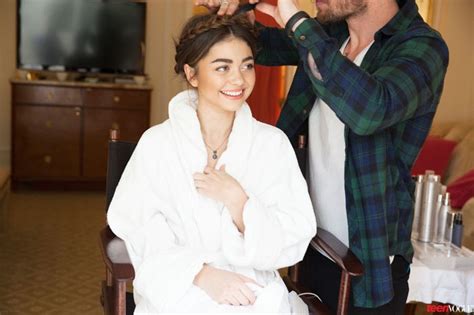 exclusive a behind the scenes look at how sarah hyland got ready for the globes teen vogue