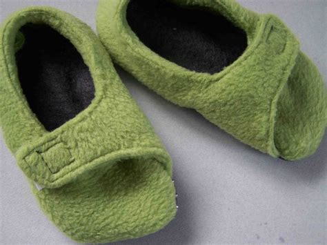shared   fleece toddler slippers tutorial