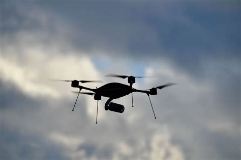terrifying footage   drone flying    passenger plane  las vegas airport