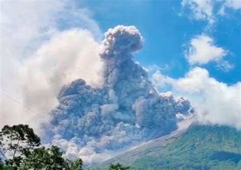 Indonesias Merapi Volcano Erupts Spews Hot Cloud Asia News Asiaone