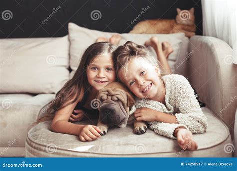 kinderen met huisdier stock afbeelding image  rauw