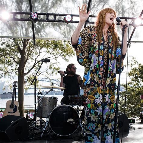 florence welch sings with sick fan